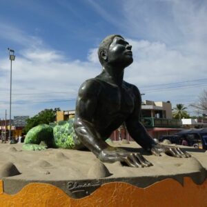 Mythlok - Hombre Caiman real_ Hombre Caimán depicted in a realistic style as a disturbing half-man, half-caiman figure rooted in fear and local legend